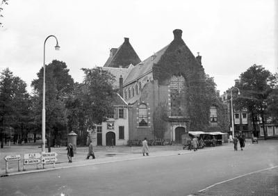 400122 Gezicht op de Janskerk (Janskerkhof) te Utrecht, met links enkele richtingsborden die op de Duitse bezetting ...